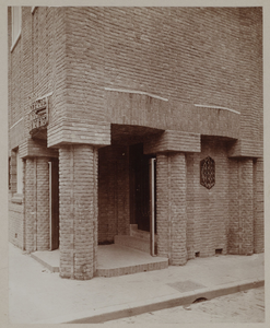 878044 Gezicht op de hoofdingang met de hoekpoort met siersmeedwerk, van het gebouw van de Nationale Bankvereeniging ...